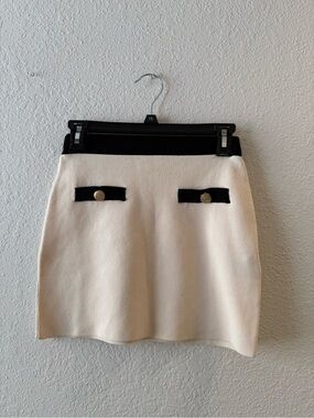 NWOT H&M Cream Mini Skirt with Black Waistband and Pocket Trim